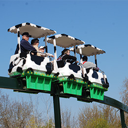 Le monorail au parc d'attraction le pal