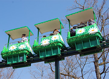 Le monorail au parc d'attraction le pal